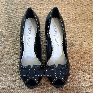 White House black market black and white bow peep toe heels size 9